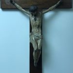 Crucifixo em Gesso e Madeira – Artista Desconhecido
